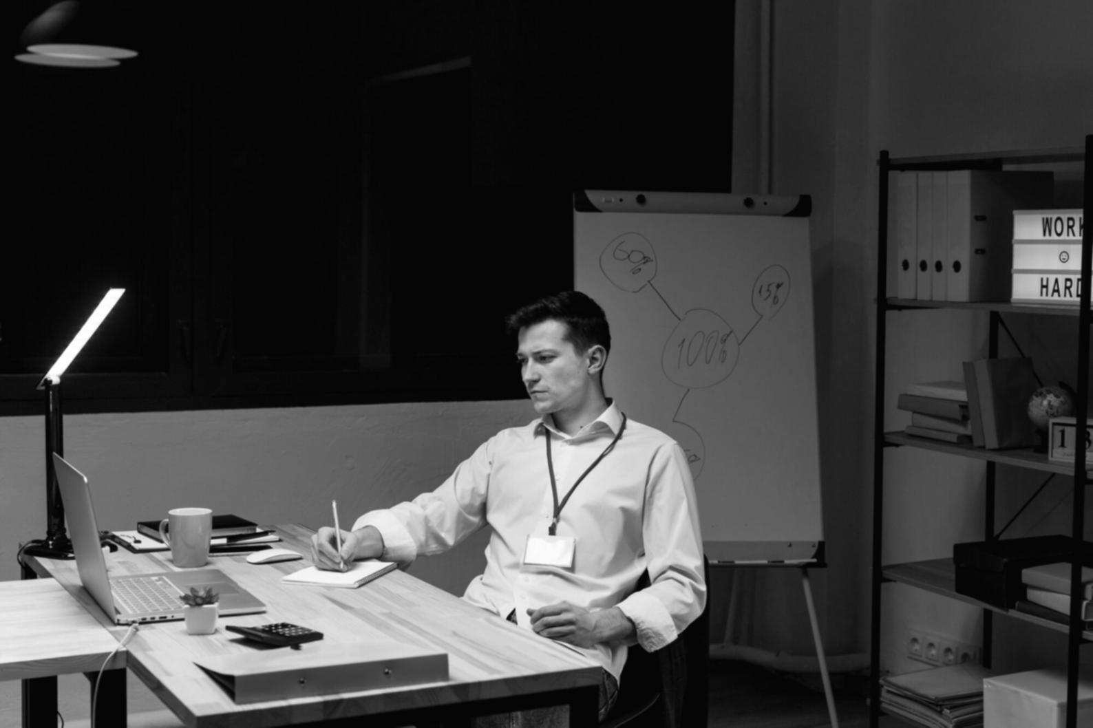 Persona che riflette su obiettivi personali con agenda aperta